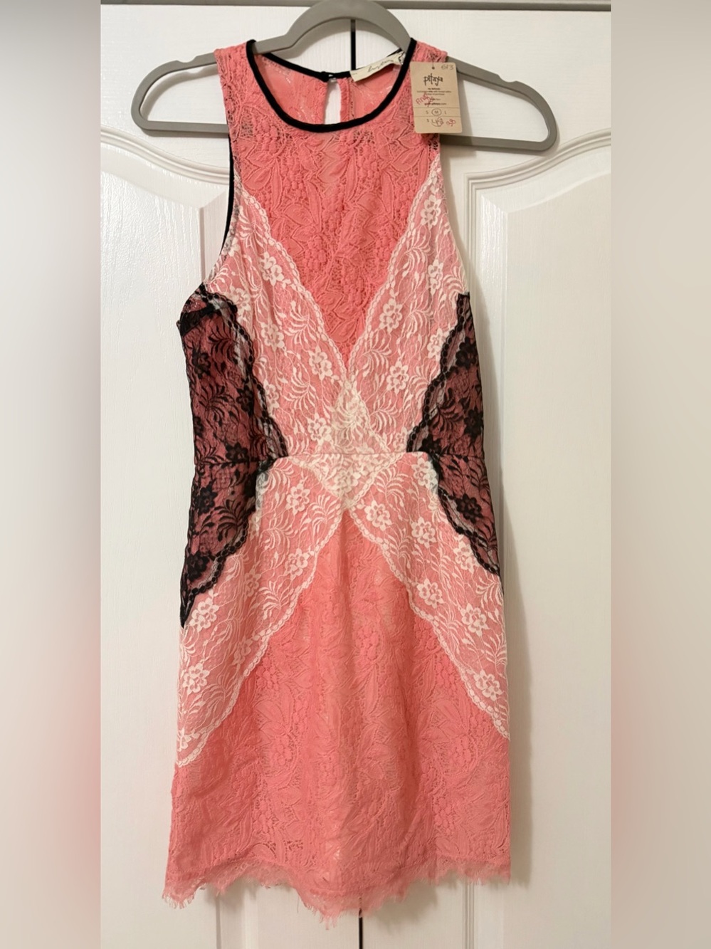 Beautiful NWT high-neck lace dress size M